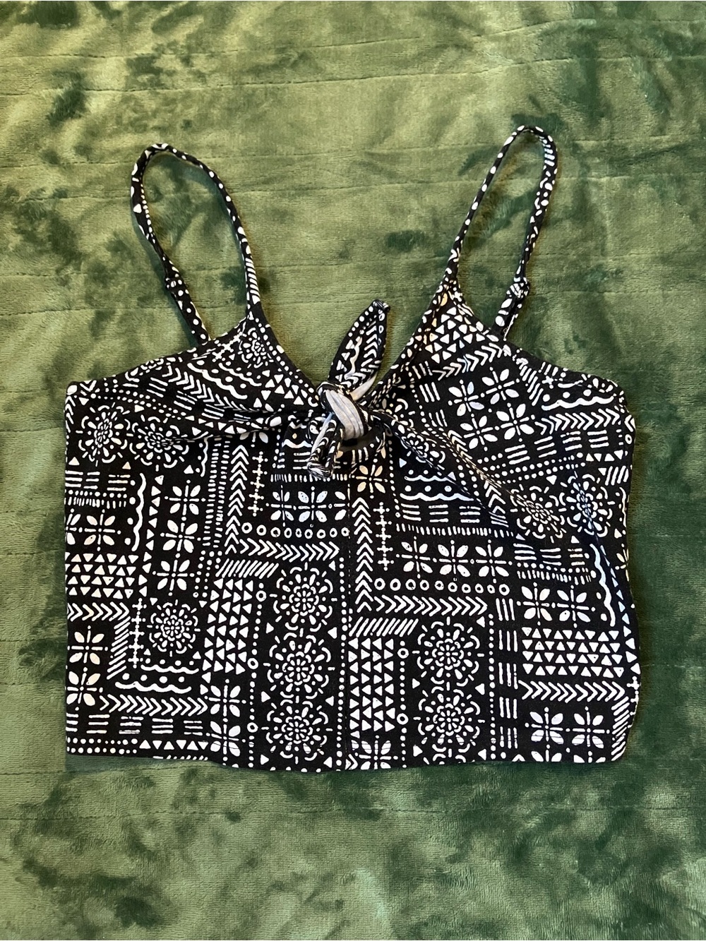 Aeropostale Black & White Tie-Front Printed Crop Top